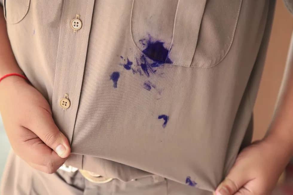 Plama z długopisu na białej bluzce? Usuń ją jak ekspert!