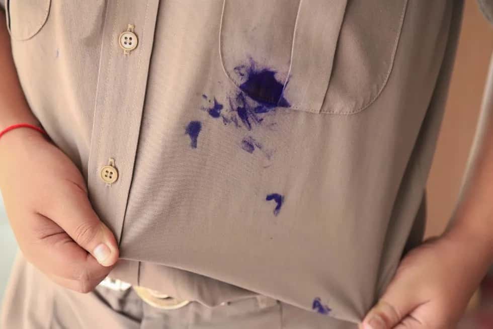 Plama z długopisu na białej bluzce? Usuń ją jak ekspert!