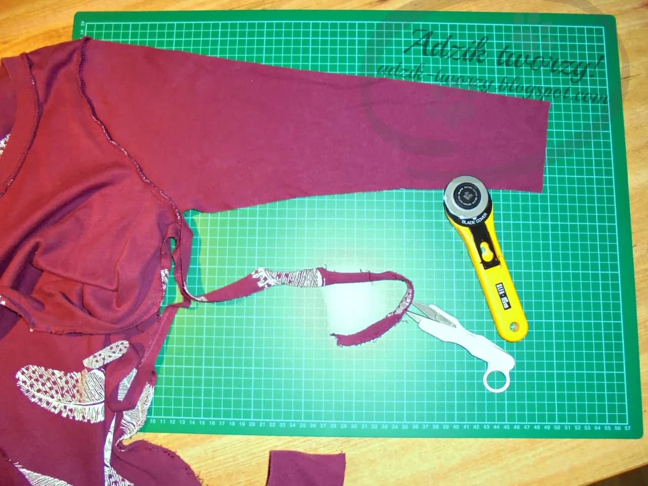 Jak zrobić ściągacz do bluzy? Prosty poradnik DIY krok po kroku.