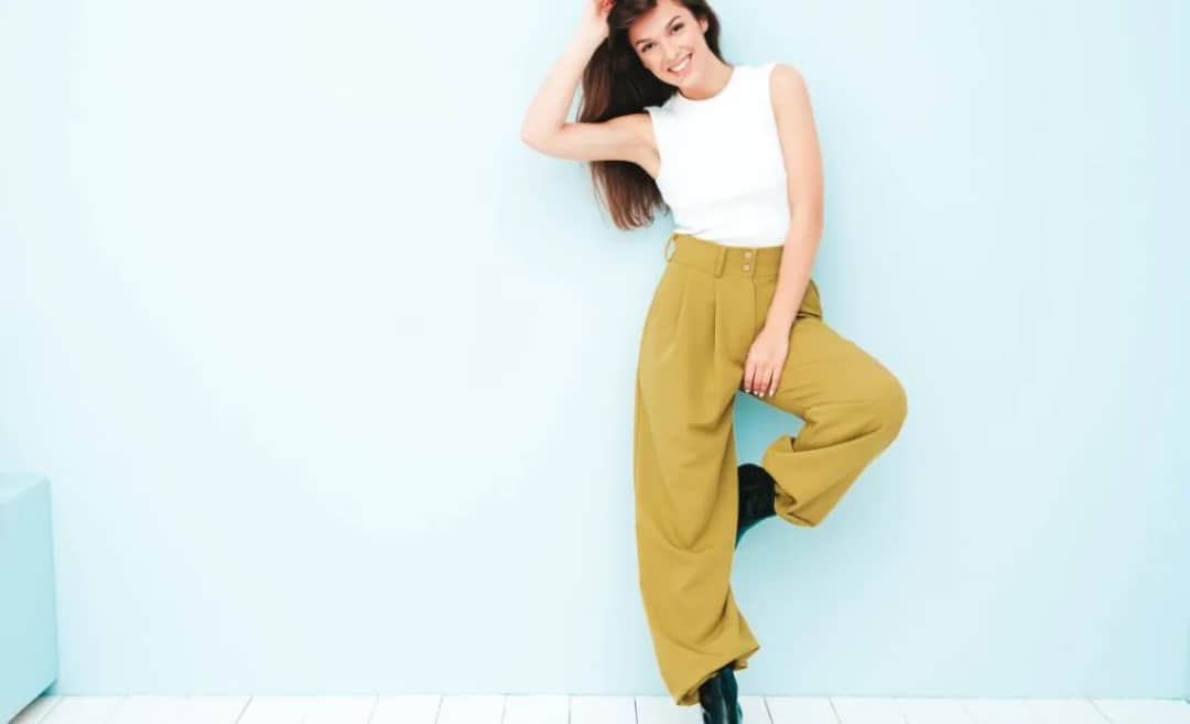 Buty do spodni palazzo: jak dobrać, by wydłużyć nogi? Poradnik